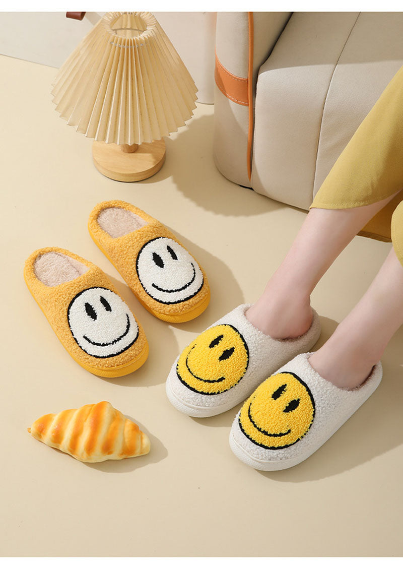 Kuschelige Pantoffeln mit großem Smiley-Gesicht