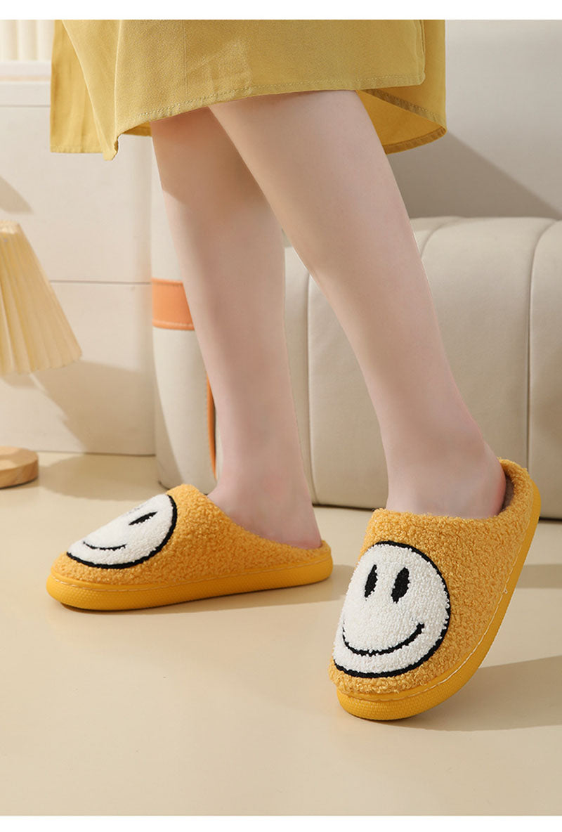 Kuschelige Pantoffeln mit großem Smiley-Gesicht