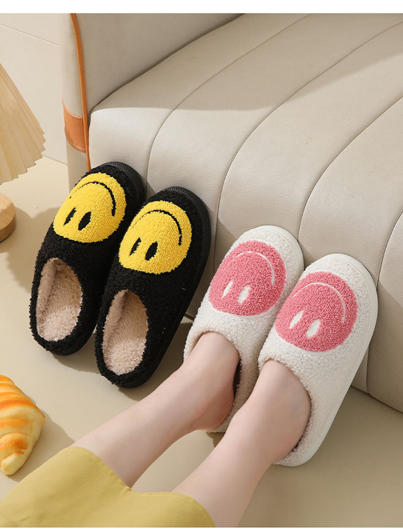 Kuschelige Pantoffeln mit großem Smiley-Gesicht