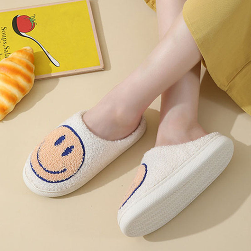 Kuschelige Pantoffeln mit großem Smiley-Gesicht