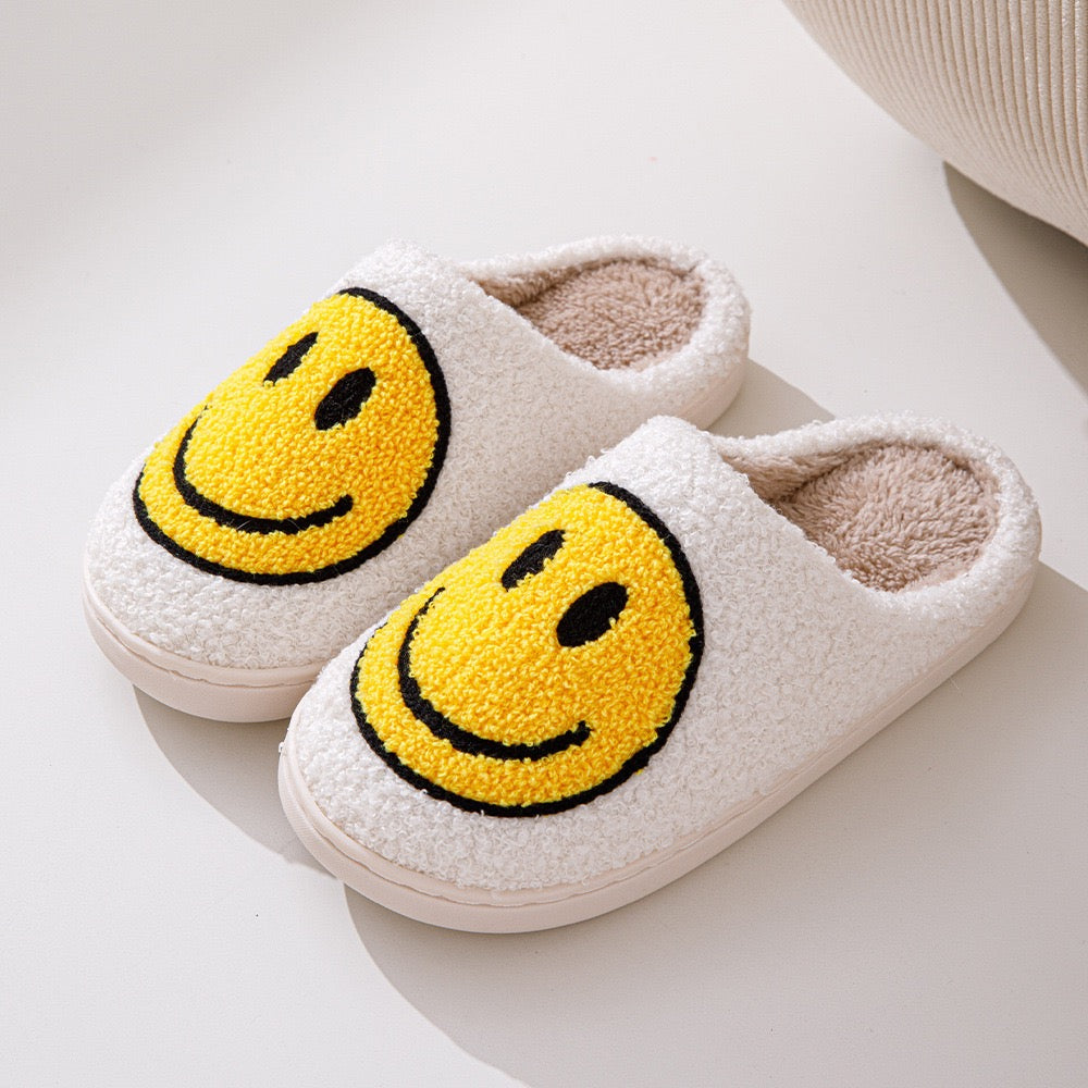 Kuschelige Pantoffeln mit großem Smiley-Gesicht