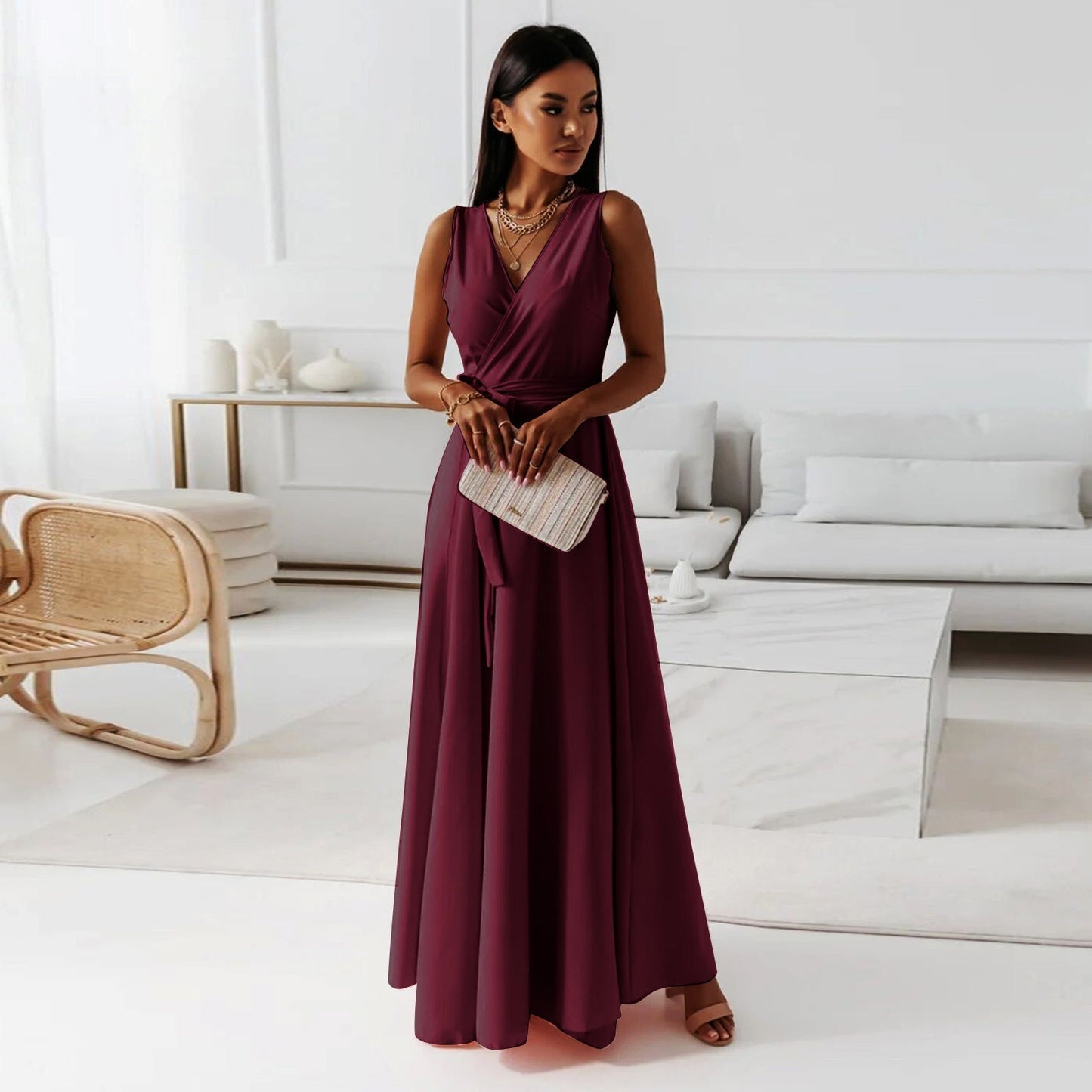 Elegantes Langarm-Abendkleid mit V-Ausschnitt
